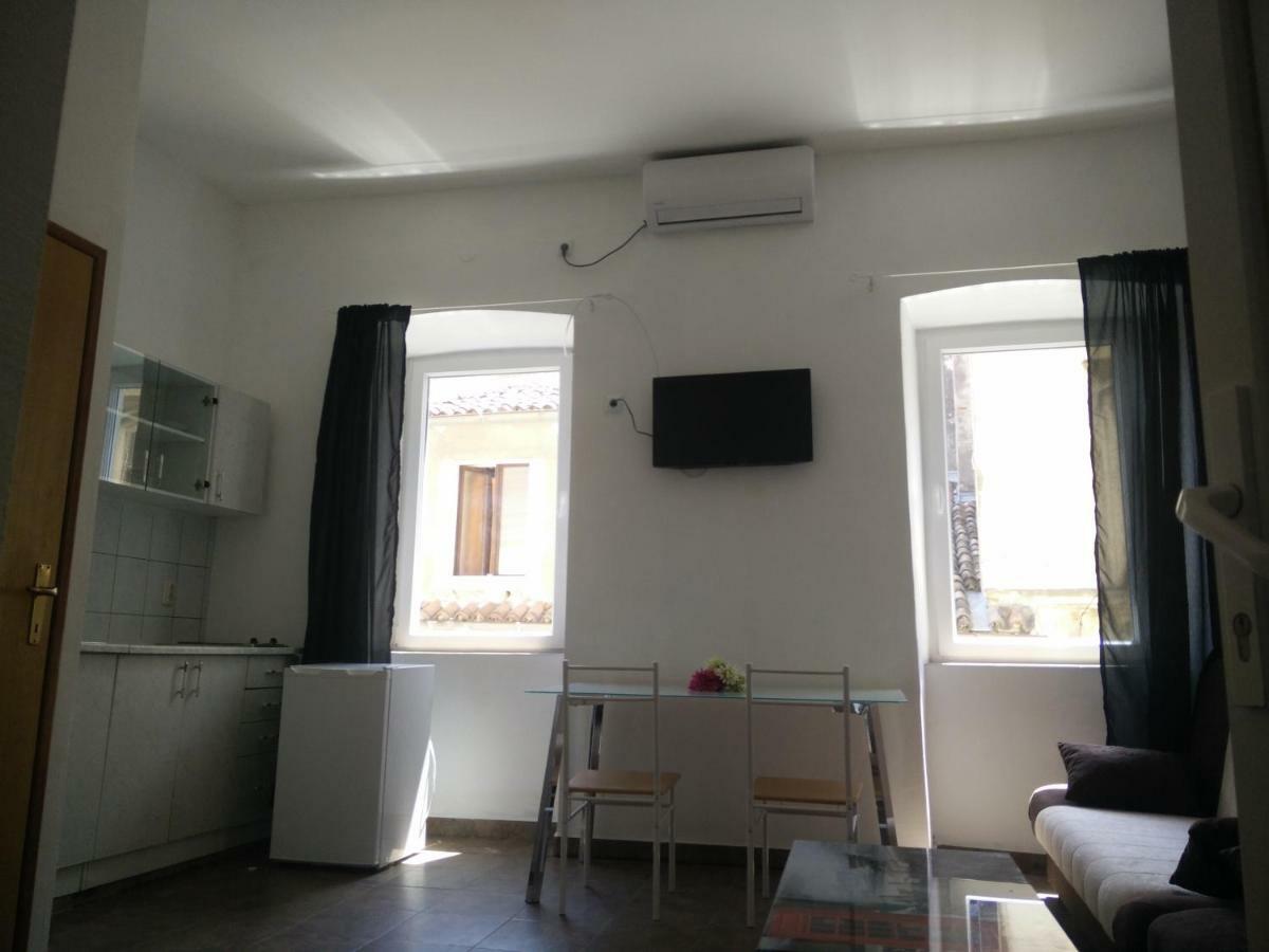 Dejan Apartment 2-Top Centar-Old Town Studio Пула Екстериор снимка